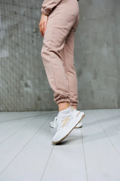 Спортивне Взуття Жінок Стрункі Жіночі Ноги Штанях Білі Стильні Повсякденні — стокове фото