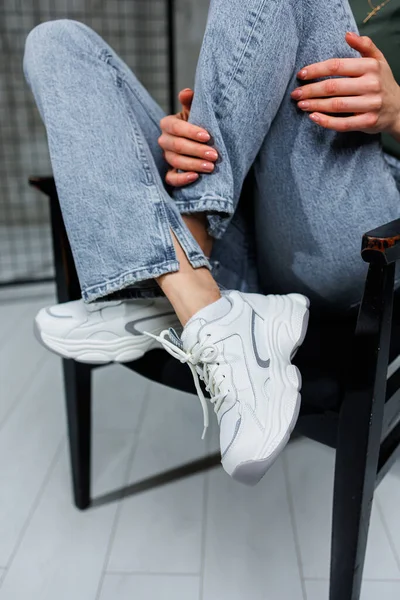 Κοντινό Πλάνο Γυναικείων Ποδιών Τζιν Και Παπούτσια Μοντέρνα Sneakers Close — Φωτογραφία Αρχείου
