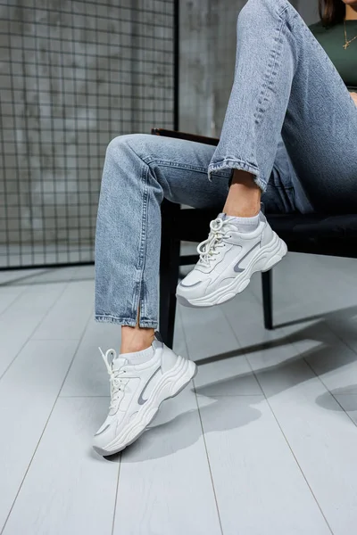 Gros Plan Des Jambes Féminines Jeans Des Chaussures Baskets Mode — Photo