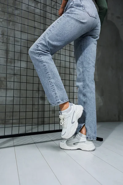Κοντινό Πλάνο Γυναικείων Ποδιών Τζιν Και Παπούτσια Μοντέρνα Sneakers Close — Φωτογραφία Αρχείου