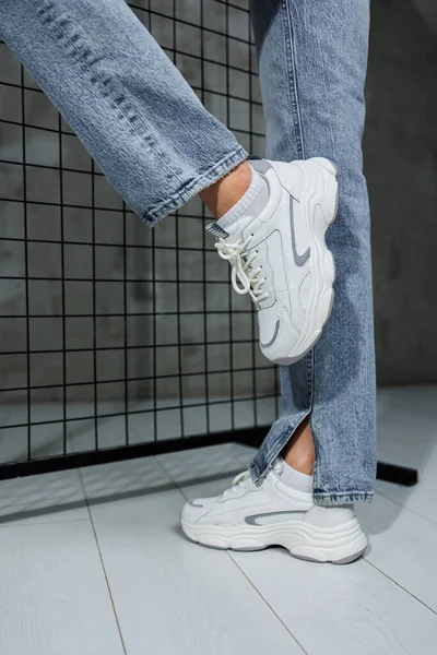 Nahaufnahme Weiblicher Beine Jeans Und Schuhe Modischen Turnschuhen Nahaufnahme Modische — Stockfoto
