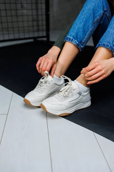 Спортивне Взуття Жінок Стрункі Жіночі Ноги Джинсах Білі Стильні Повсякденні — стокове фото