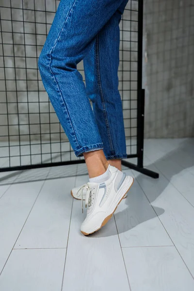 Sportschoenen Voor Vrouwen Slanke Vrouwelijke Benen Jeans Witte Stijlvolle Casual — Stockfoto