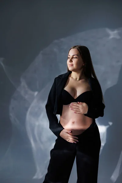 Портрет Молодой Беременной Женщины Черном Классическом Костюме Беременная Женщина Сером — стоковое фото