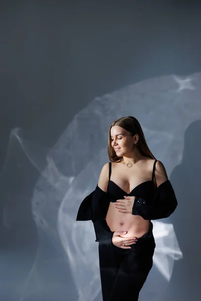 Retrato Una Joven Embarazada Con Traje Clásico Negro Una Mujer —  Fotos de Stock