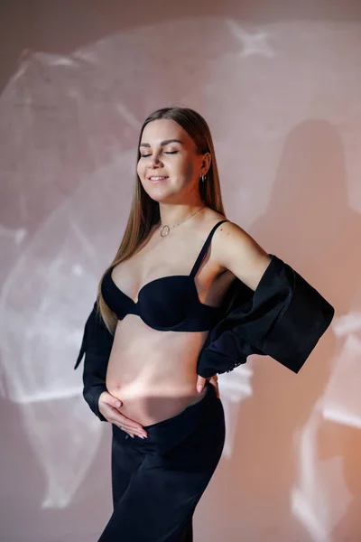 스튜디오에서 여자귀엽네 수트를 배경에 아름다운 임신부의 아름다운 스튜디오 — 스톡 사진