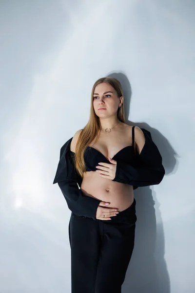 Linda Mujer Embarazada Estudio Mujer Embarazada Con Traje Negro Mujer — Foto de Stock
