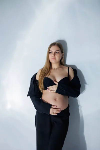 Linda Mujer Embarazada Estudio Mujer Embarazada Con Traje Negro Mujer — Foto de Stock
