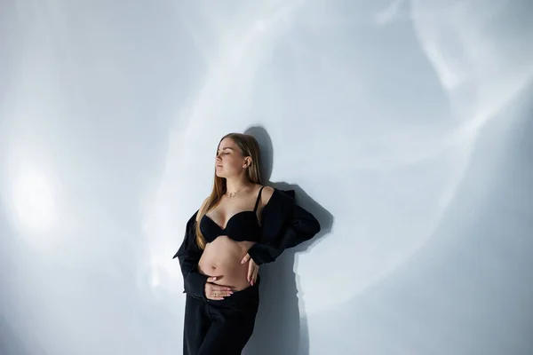Stüdyodaki Tatlı Hamile Kadın Siyah Takım Elbiseli Hamile Kadın Mutlu — Stok fotoğraf