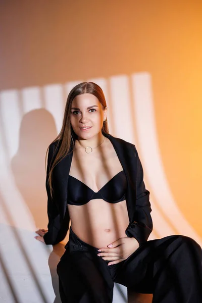 Lycklig Gravid Kvinna Svart Kostym Grå Bakgrund Vacker Elegant Gravid — Stockfoto