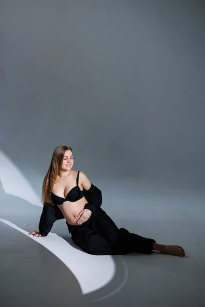Glückliche Schwangere Schwarzen Anzug Vor Grauem Hintergrund Schöne Elegante Schwangere — Stockfoto