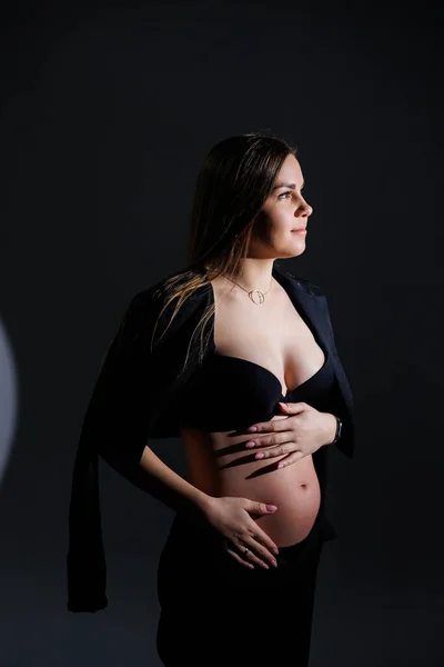 Zarif Hamile Kadın Gri Arka Planda Siyah Takım Elbiseli Güzel — Stok fotoğraf