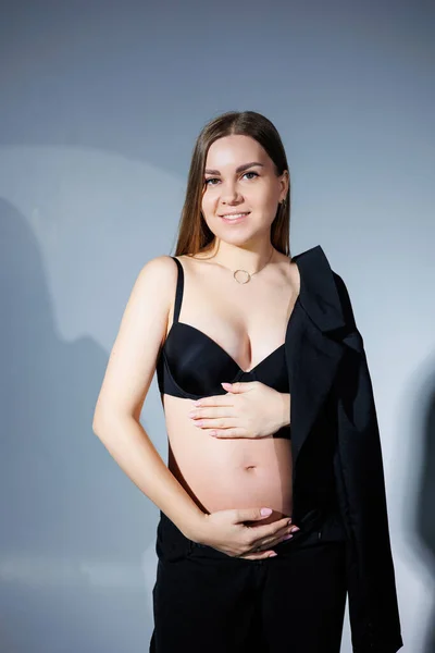 Κομψή Έγκυος Γυναίκα Όμορφη Έγκυος Κορίτσι Μακριά Μαλλιά Μαύρο Κοστούμι — Φωτογραφία Αρχείου