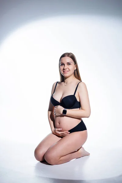 Söt Gravid Kvinna Med Långt Hår Svarta Underkläder Sitter Vit — Stockfoto