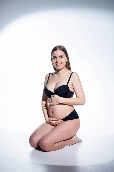 Leuke Zwangere Vrouw Met Lang Haar Zwart Ondergoed Zit Een — Stockfoto