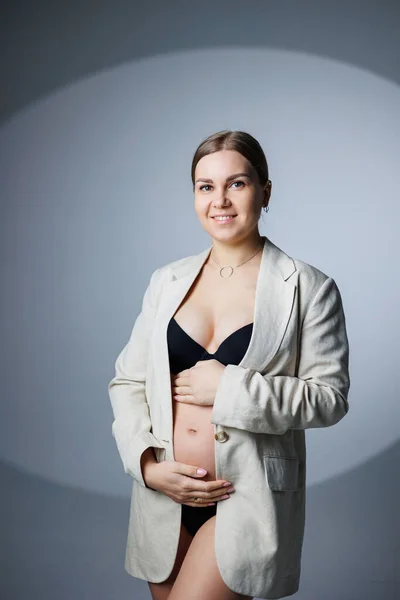 Una Mujer Embarazada Delgada Con Una Chaqueta Larga Ropa Interior — Foto de Stock