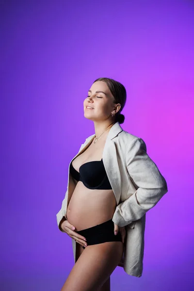 Una Mujer Embarazada Delgada Con Una Chaqueta Larga Ropa Interior —  Fotos de Stock
