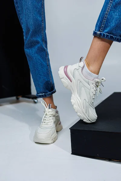 Casual Damesmode Sportschoenen Voor Vrouwen Slanke Vrouwelijke Benen Jeans Witte — Stockfoto