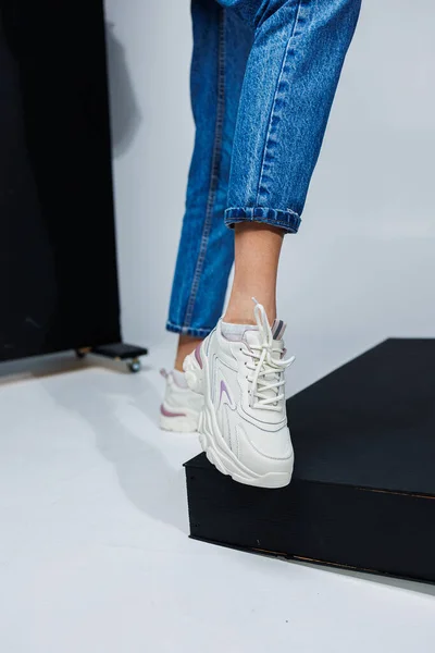Casual Damesmode Sportschoenen Voor Vrouwen Slanke Vrouwelijke Benen Jeans Witte — Stockfoto