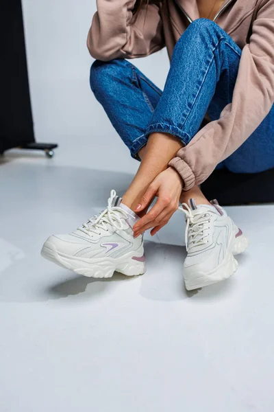 Lässige Damenmode Sportschuhe Für Frauen Schlanke Frauenbeine Jeans Und Weißen — Stockfoto
