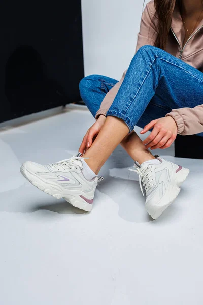 Випадкова Жіноча Мода Спортивне Взуття Жінок Стрункі Жіночі Ноги Джинсах — стокове фото