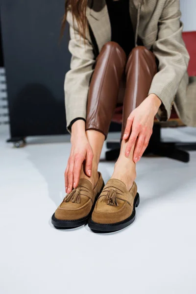 Casual Women Fashion Classic Shoes Women Slender Female Legs Trousers — Stock Photo, Image