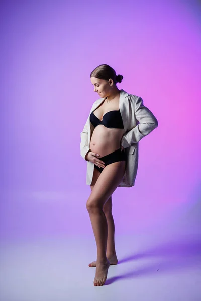 Una Mujer Embarazada Delgada Con Una Chaqueta Larga Ropa Interior —  Fotos de Stock