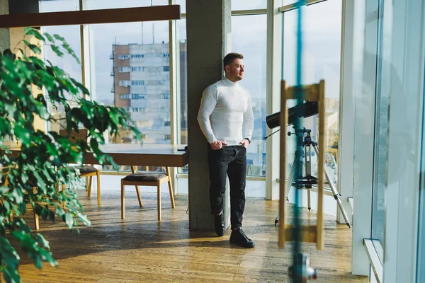 스웨터 잘생긴 남자가 사무실에서 현대의 성공적 사람에 개념입니다 사무실에서 — 스톡 사진