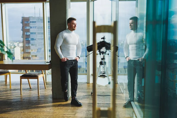 스웨터 잘생긴 남자가 사무실에서 현대의 성공적 사람에 개념입니다 사무실에서 — 스톡 사진