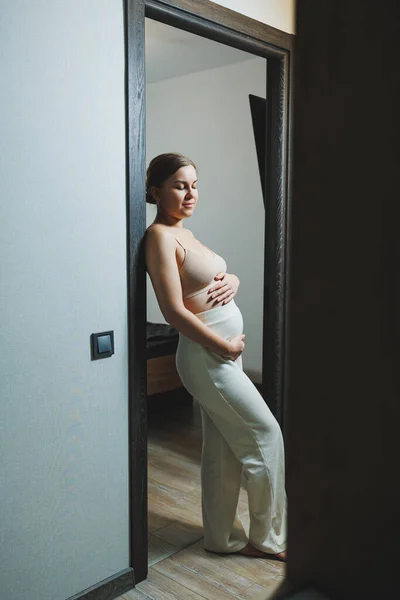 Mulher Grávida Jovem Bonito Uma Roupa Maternidade Superior Casual Mulher — Fotografia de Stock