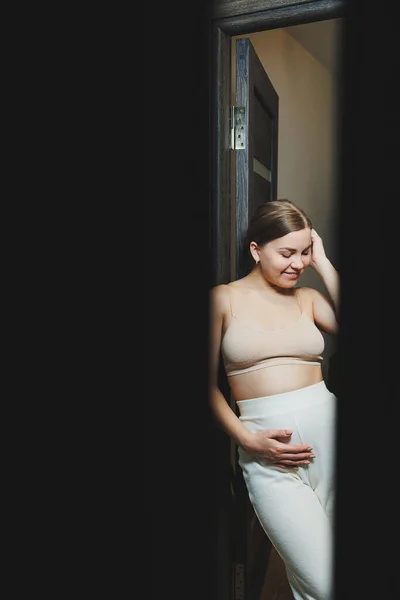 Üstü Başı Başı Başı Açık Hamile Bir Kadın Sevimli Hamile — Stok fotoğraf