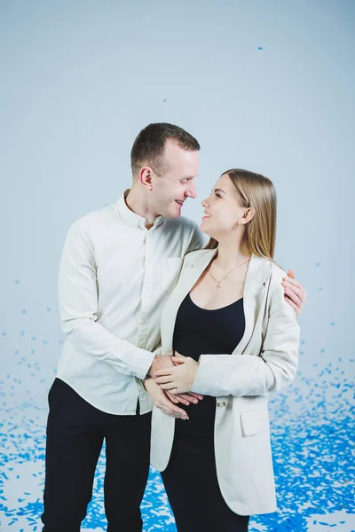 Молода Щаслива Подружня Пара Обіймає Блакитну Конфетті Пара Закоханих Радіє — стокове фото