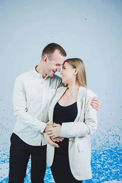 Fiatal Boldog Házaspár Kék Konfettiben Ölelkezik Egy Szerelmes Pár Örül — Stock Fotó
