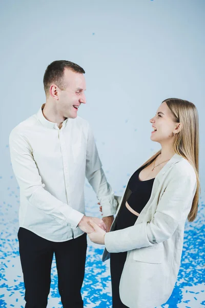 Unga Lyckliga Gifta Par Kramas Blå Konfetti Ett Förälskat Par — Stockfoto