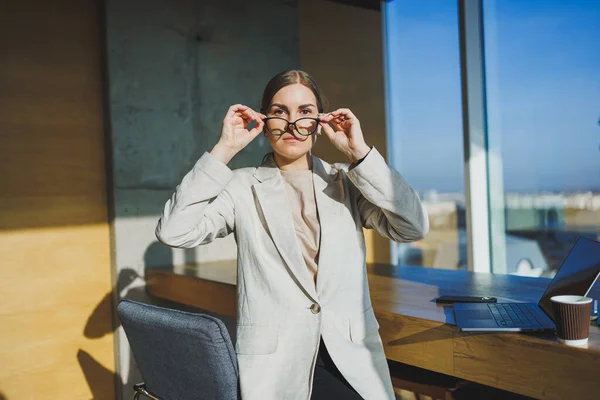 Arbeta Ett Modernt Kontor Positiv Ung Affärskvinna Casual Kläder Och — Stockfoto