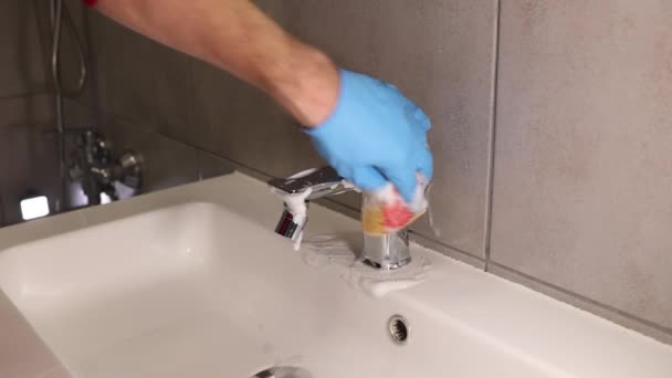 掃除会社は配管から汚れやプラークを除去するためのプロの製品の助けを借りてバスルームをきれいにします — ストック動画