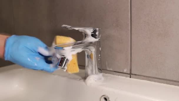 Het Schoonmaakbedrijf Reinigt Badkamer Met Behulp Van Professionele Producten Voor — Stockvideo