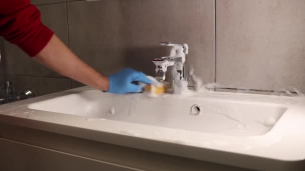 Temizlik Şirketi Profesyonel Ürünlerin Yardımıyla Tuvaleti Temizliyor Tesisatındaki Kiri Plağı — Stok video