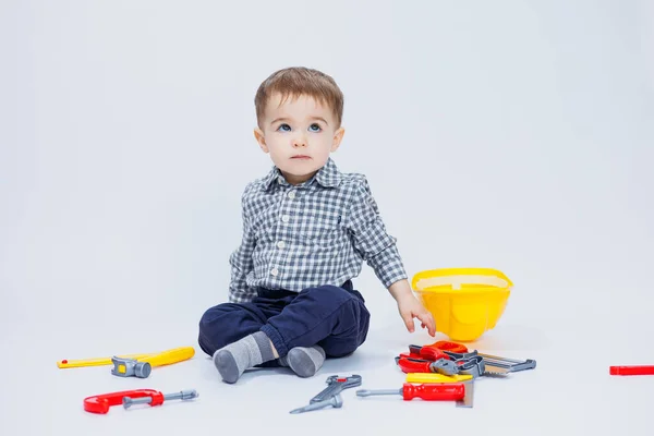 셔츠를 헬멧을 장난감 도구를 어린이를 장난감 — 스톡 사진