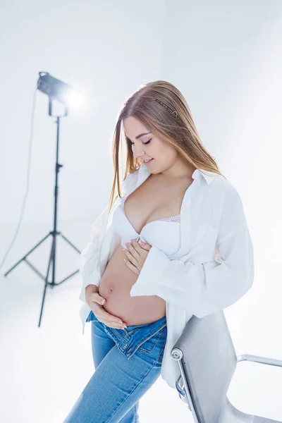 Sütyenli Beyaz Gömlekli Tatlı Hamile Kadın Mutlu Hamile Kadın Karnını — Stok fotoğraf