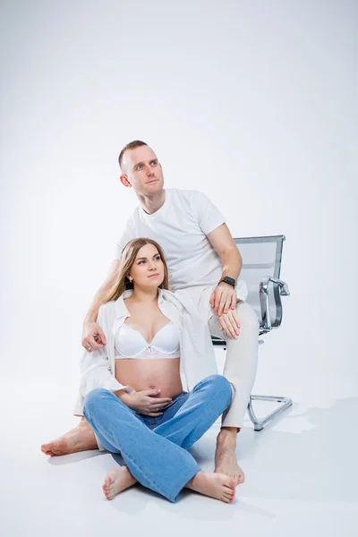 Een Zwangere Vrouw Een Man Staan Een Witte Achtergrond Mooie — Stockfoto