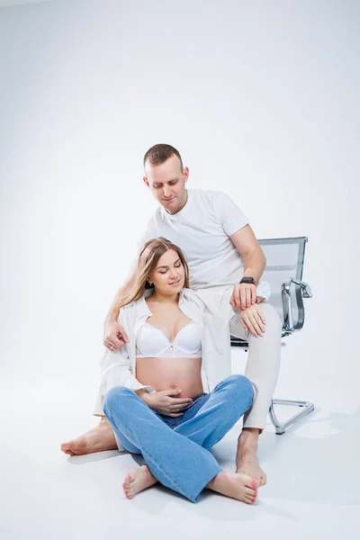 Feliz Joven Pareja Esperando Bebé Con Camisetas Blancas Jeans Sobre — Foto de Stock