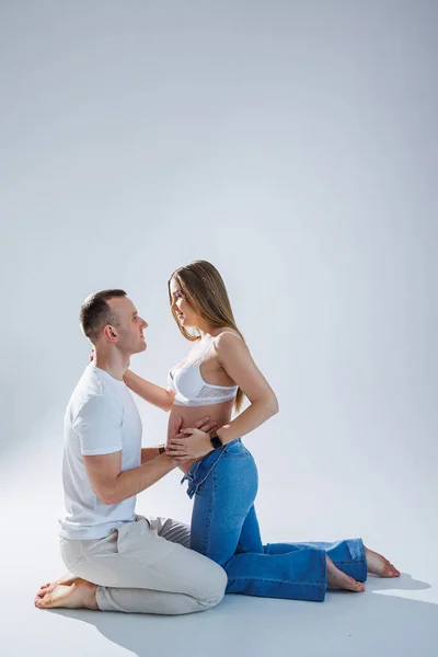 Jong Gelukkig Getrouwd Paar Een Witte Achtergrond Studio Een Zwangere — Stockfoto