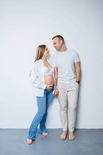 Gelukkig Getrouwd Stel Man Zwangere Vrouw Witte Achtergrond Studio Een — Stockfoto