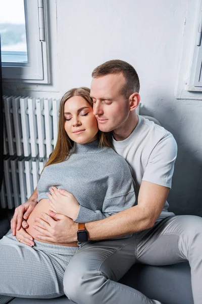 快乐而迷人的孕妇和她的丈夫抱在怀里 期待着分娩的到来 快乐的家庭怀孕夫妇 — 图库照片