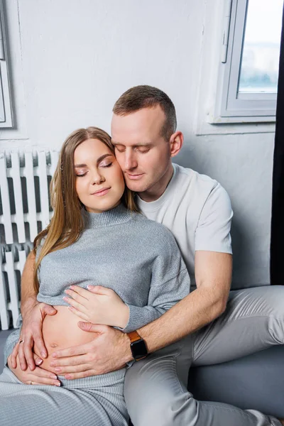 快乐而迷人的孕妇和她的丈夫抱在怀里 期待着分娩的到来 快乐的家庭怀孕夫妇 — 图库照片
