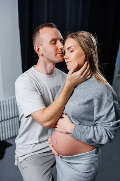Szczęśliwa Atrakcyjna Kobieta Ciąży Jej Mąż Przytulają Się Szczęśliwi Oczekiwaniu — Zdjęcie stockowe