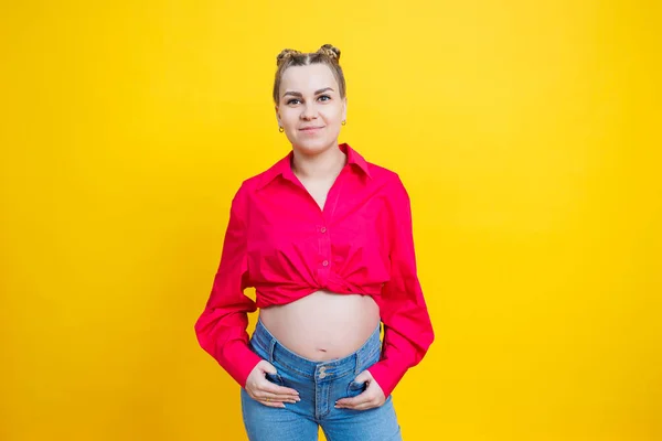 Mujer Embarazada Bonita Alegre Una Camisa Rosa Sobre Fondo Amarillo —  Fotos de Stock