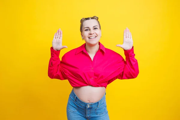 노란색 배경에 셔츠를 기분좋은 임산부 임산부 — 스톡 사진