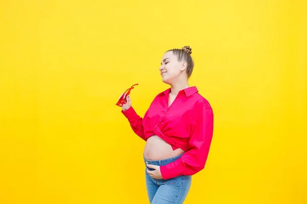 Счастливая Беременная Женщина Улыбкой Лице Веселая Красивая Беременная Женщина Розовой — стоковое фото